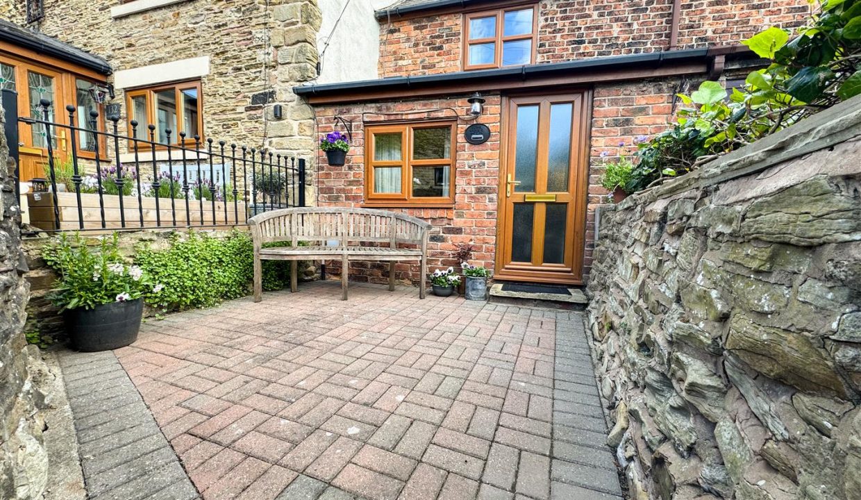 FRONT GARDEN