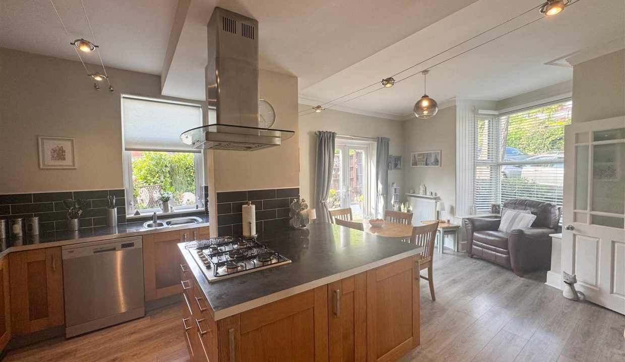 OPEN PLAN BREAKFAST DINING KITCHEN