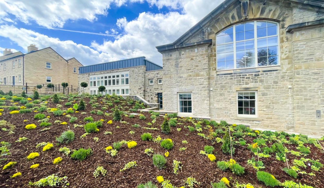 ATTRACTIVE COMMUNAL GARDEN & SECURE PARKING