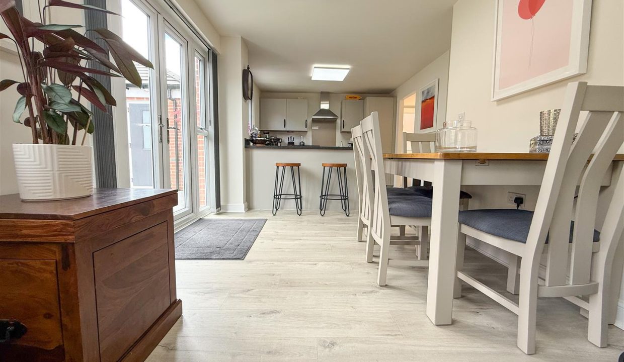 OPENPLAN KITCHEN DINING AND FAMILY ROOM