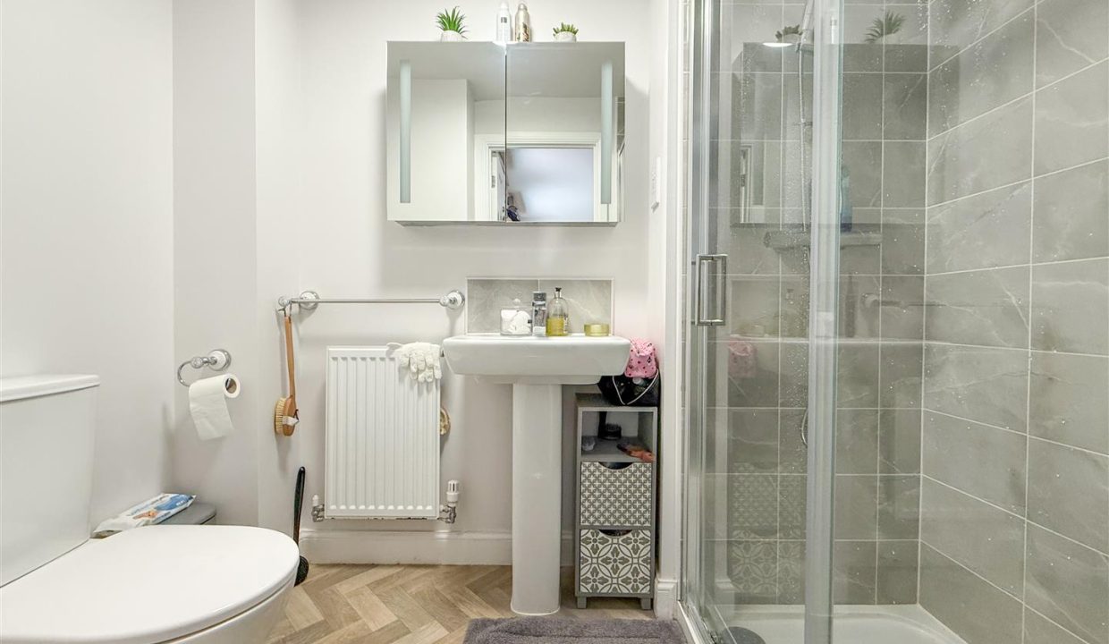 EN SUITE SHOWER ROOM