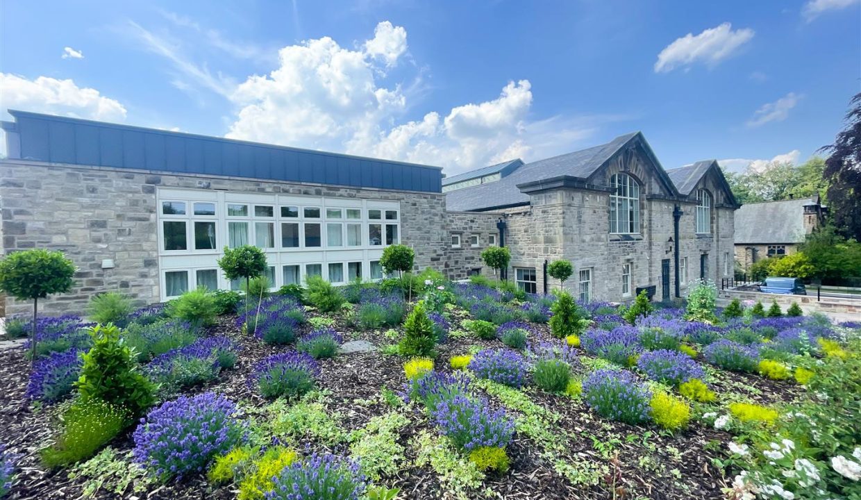 ATTRACTIVE COMMUNAL GARDEN & SECURE PARKING