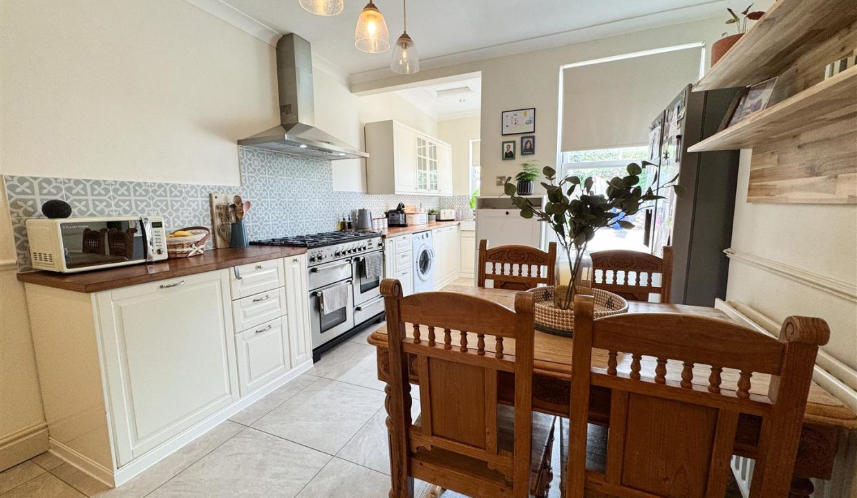 OPEN PLAN KITCHEN DINING ROOM