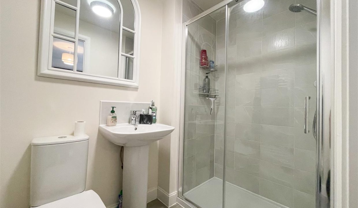EN-SUITE SHOWER ROOM