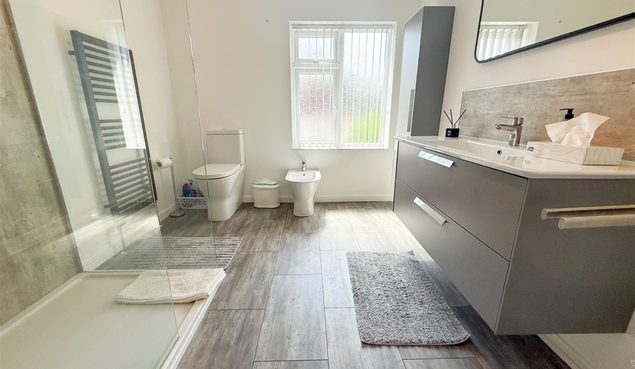 FAMILY SHOWER ROOM