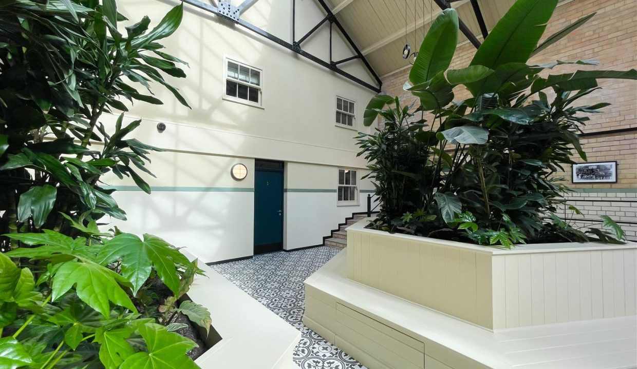 COMMUNAL ENTRANCE