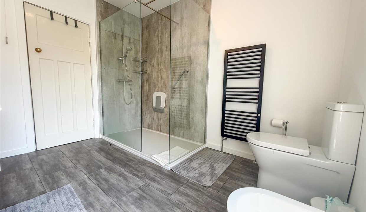 FAMILY SHOWER ROOM