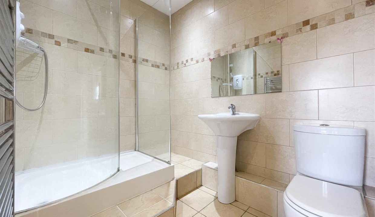 EN-SUITE SHOWER ROOM