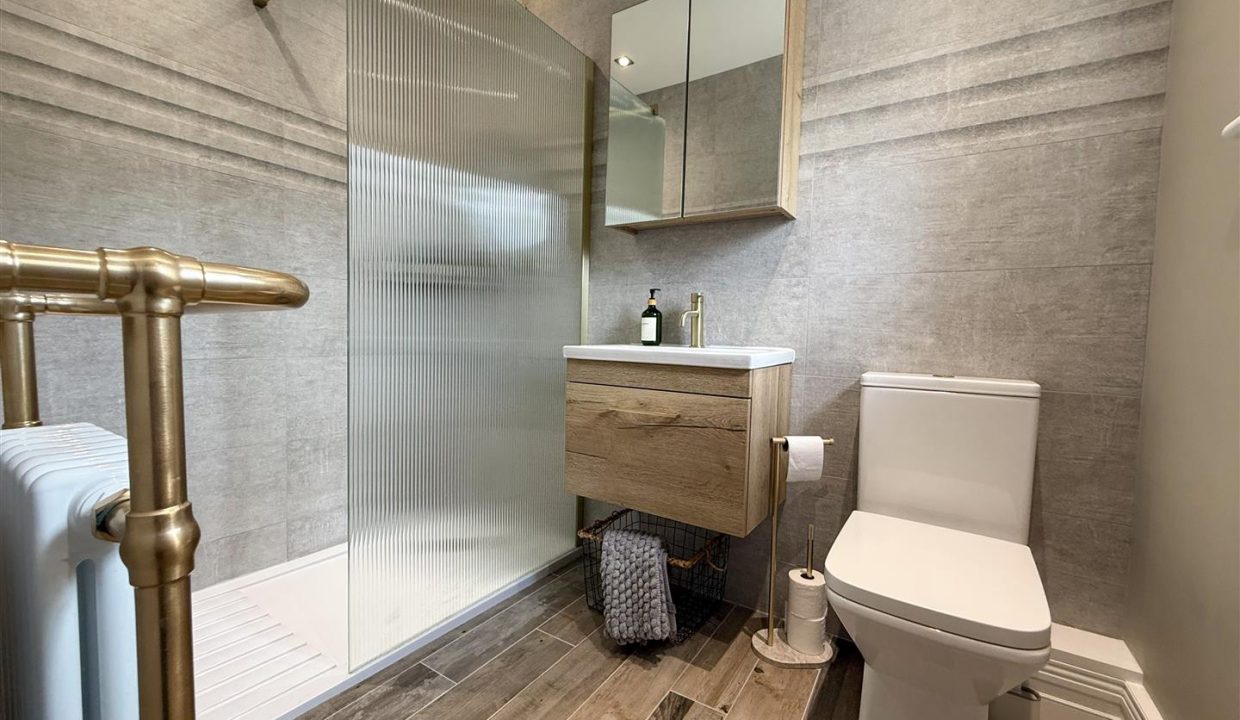 EN SUITE SHOWER ROOM
