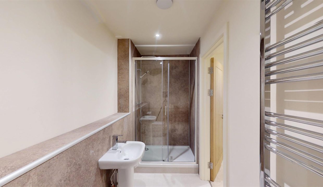 EN-SUITE SHOWER ROOM