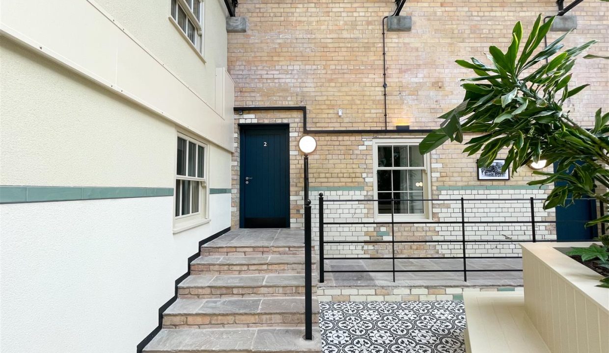 COMMUNAL ENTRANCE