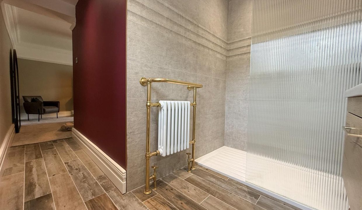 EN SUITE SHOWER ROOM
