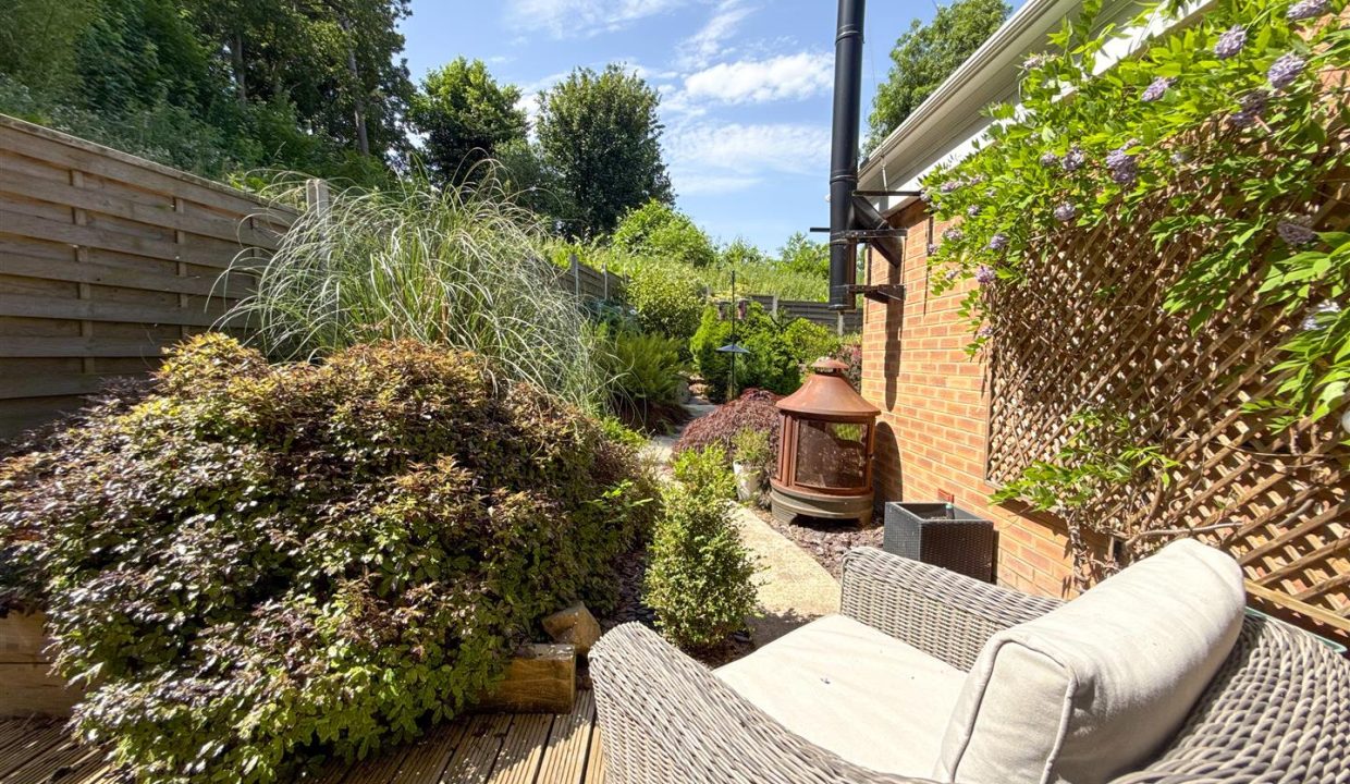 SIDE GARDEN