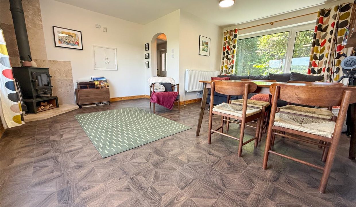 LOUNGE DINING ROOM