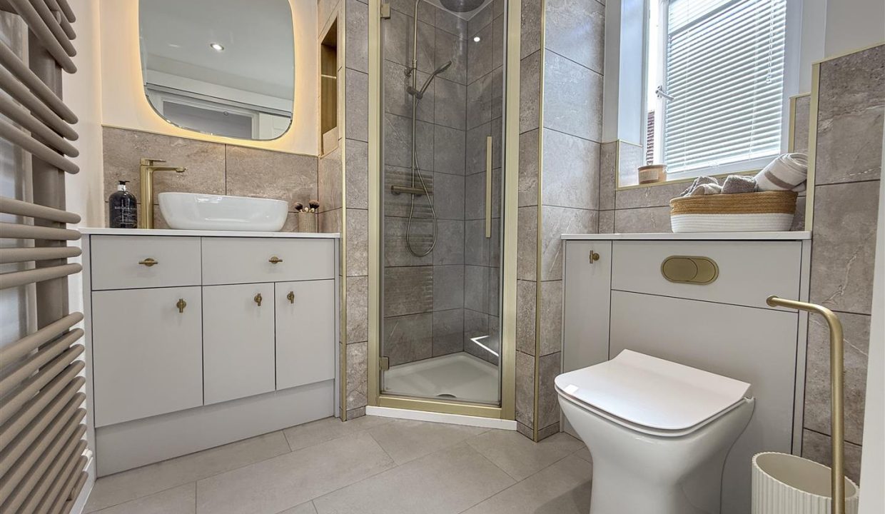 EN-SUITE SHOWER ROOM
