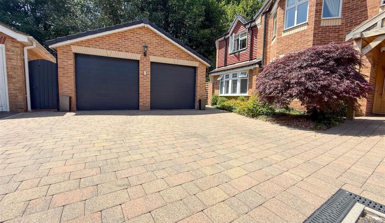 DOUBLE GARAGE