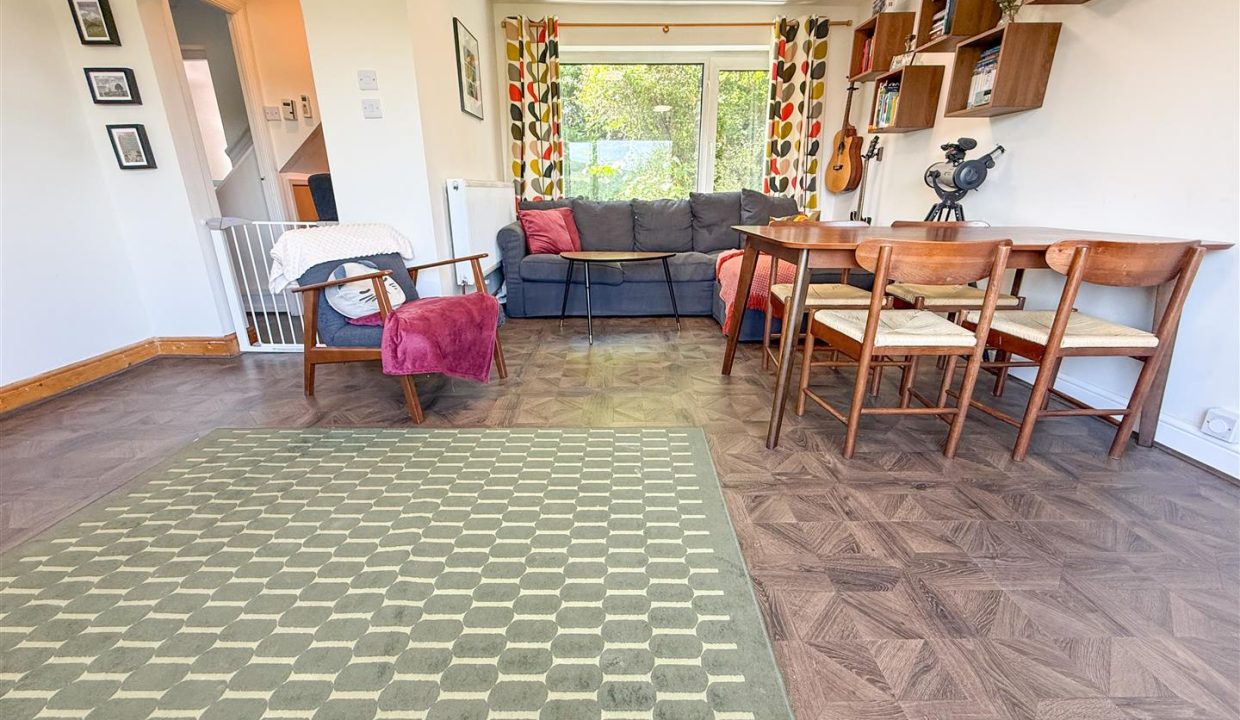 LOUNGE DINING ROOM