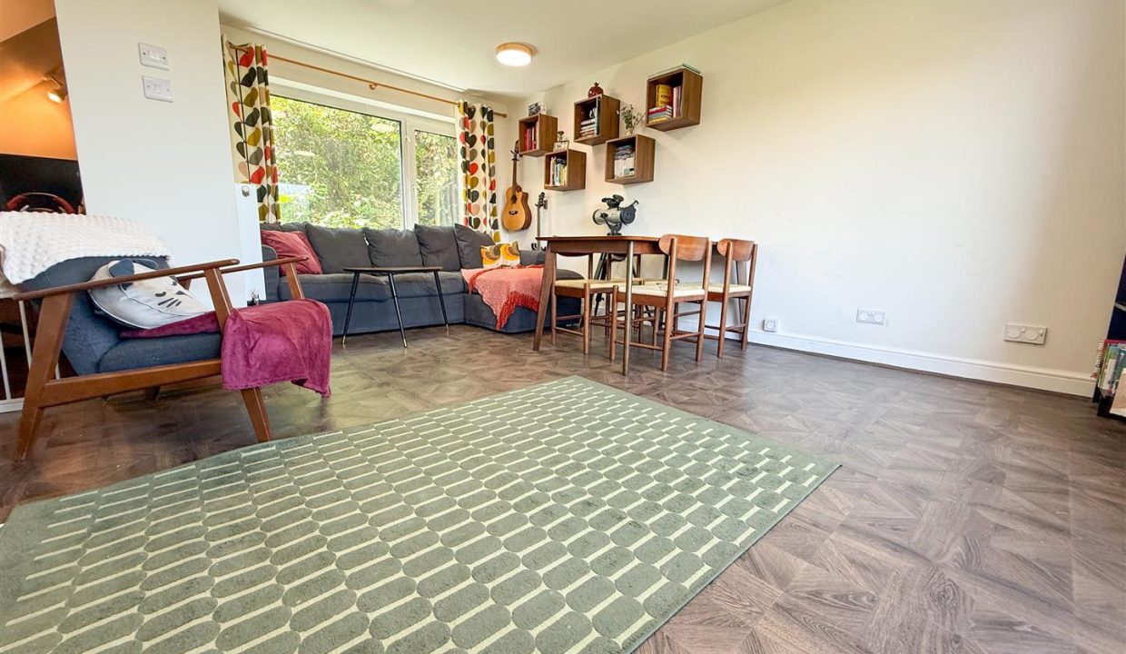 LOUNGE DINING ROOM