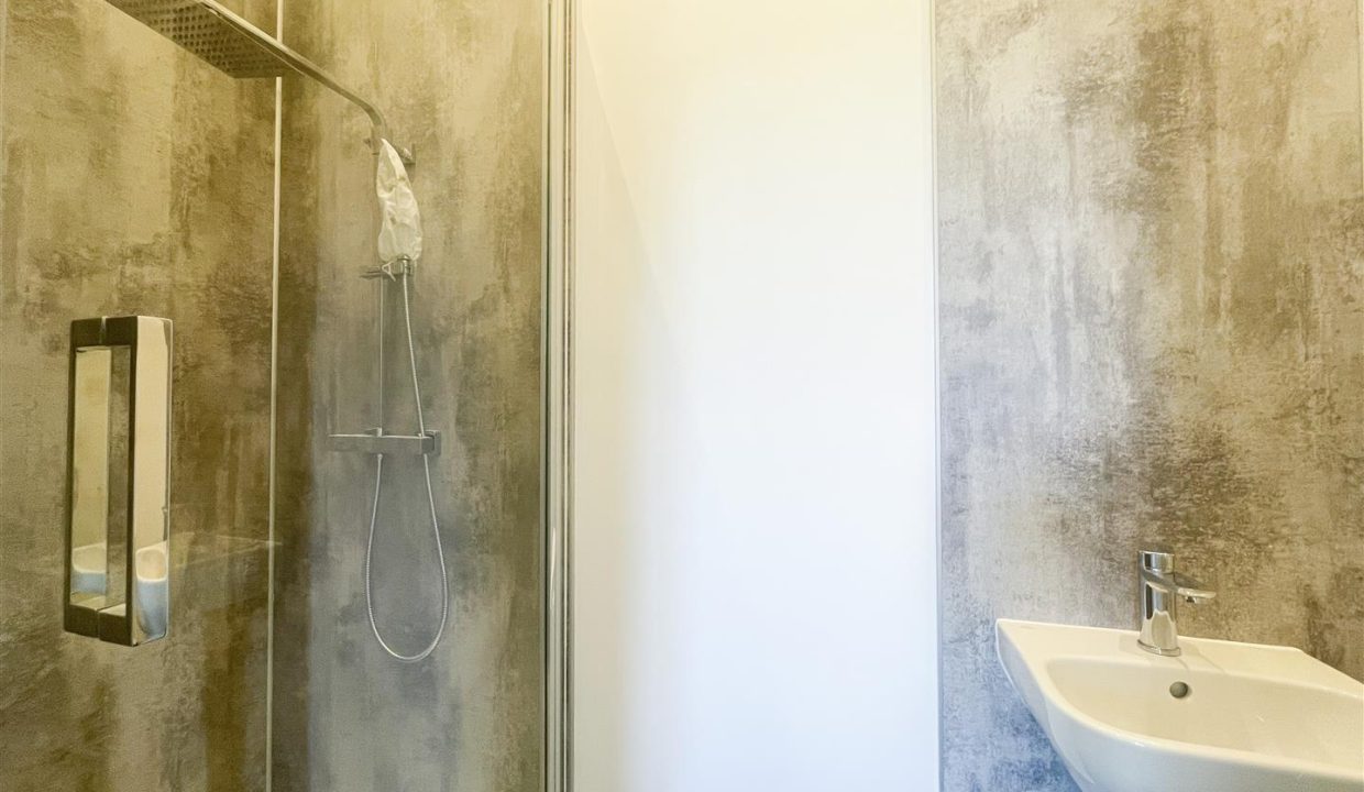 EN-SUITE SHOWER
