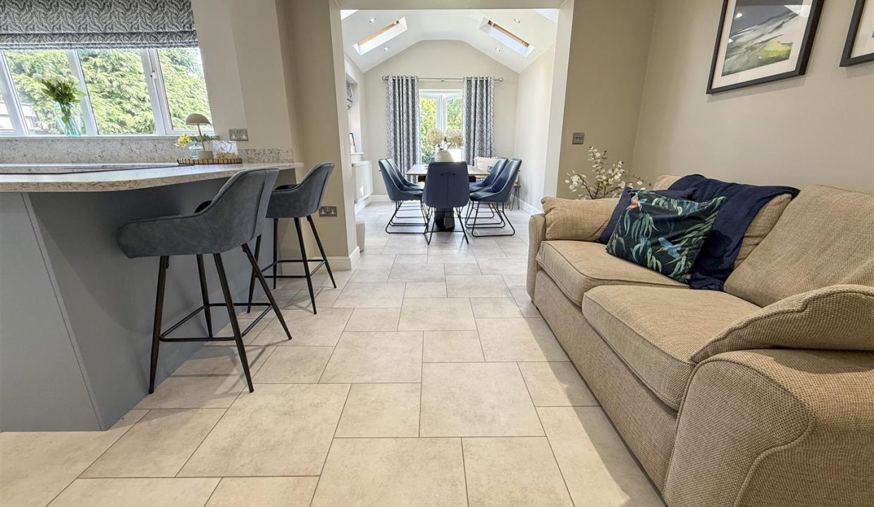 OPENPLAN FAMILY ROOM