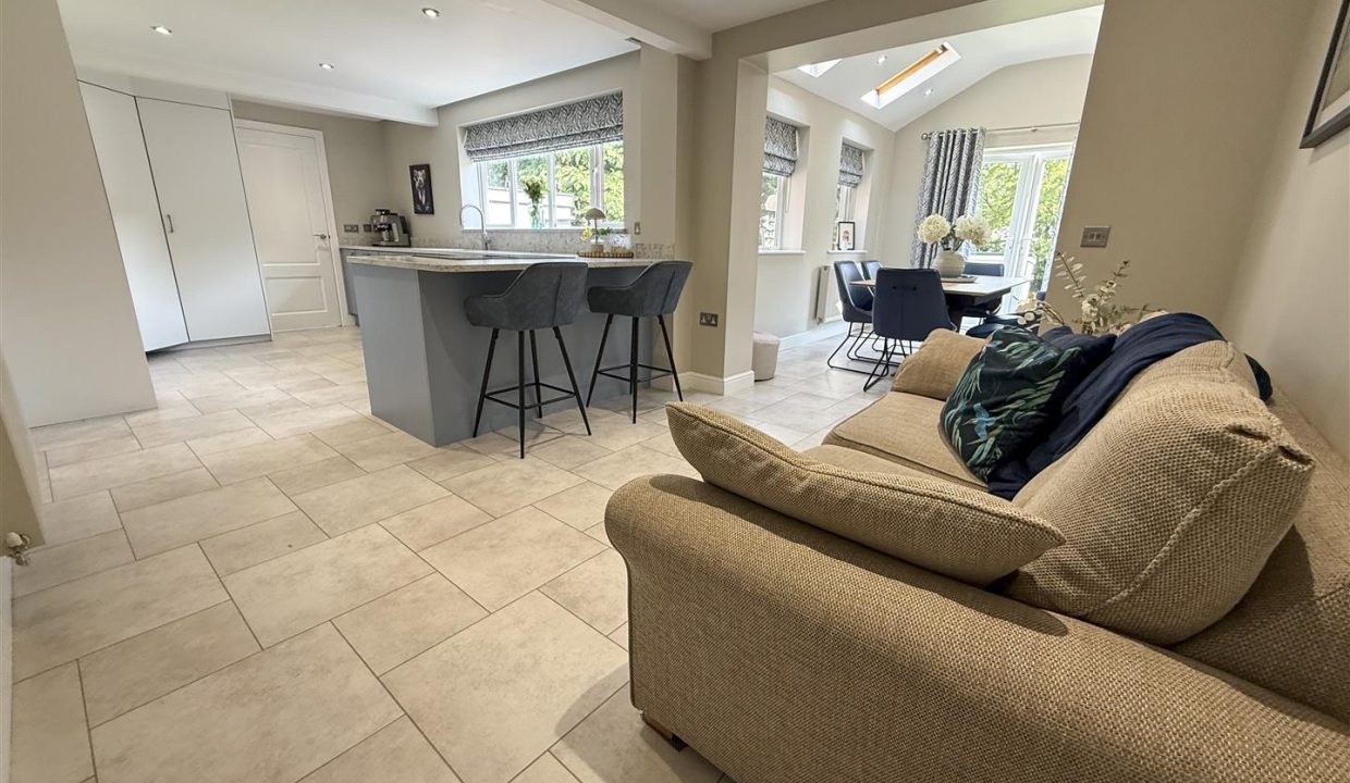OPENPLAN FAMILY ROOM