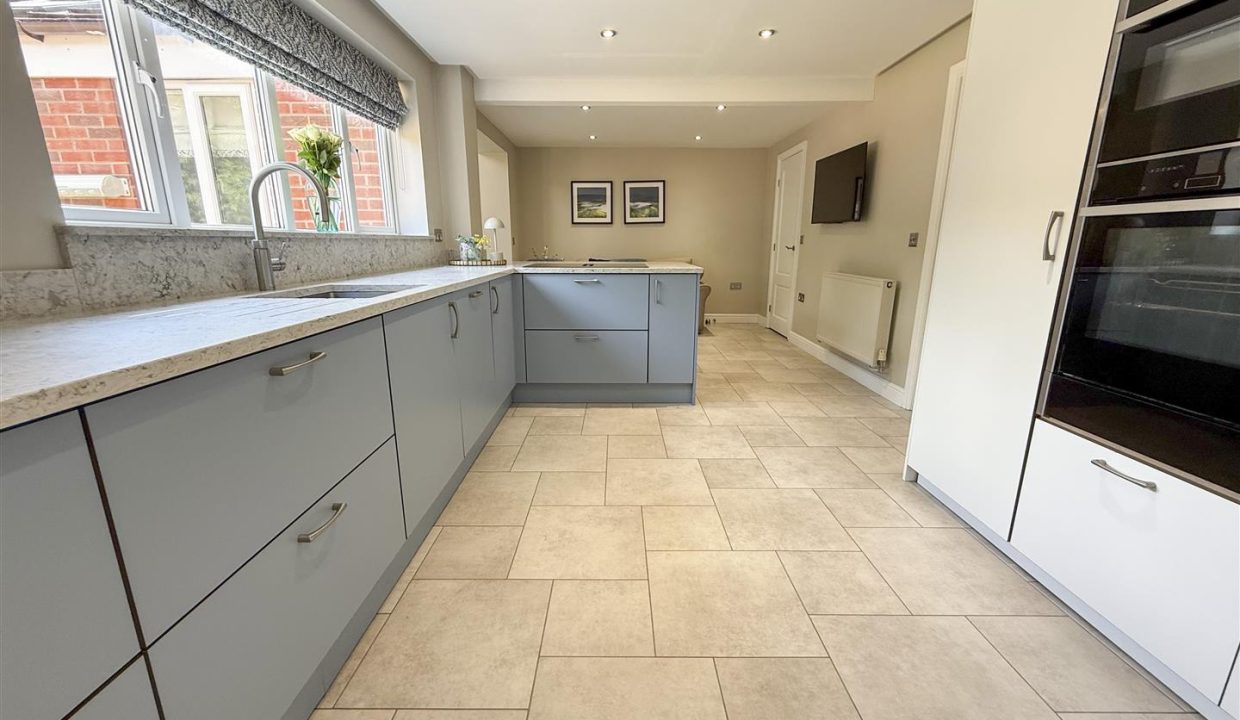 OPENPLAN FAMILY ROOM