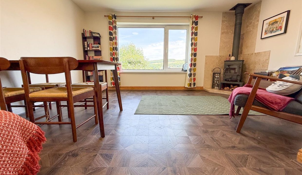 LOUNGE DINING ROOM