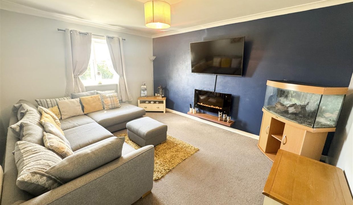 LOUNGE DINING ROOM