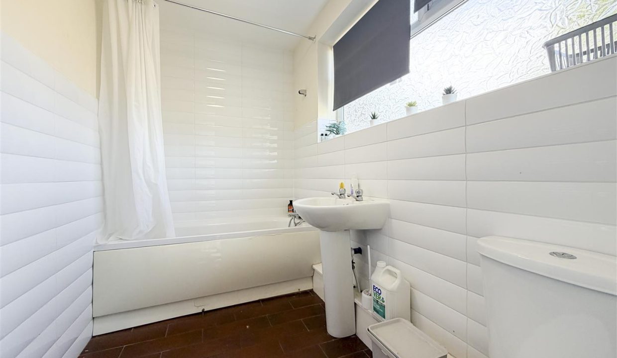 GROUND FLOOR COMMUNAL BATHROOM