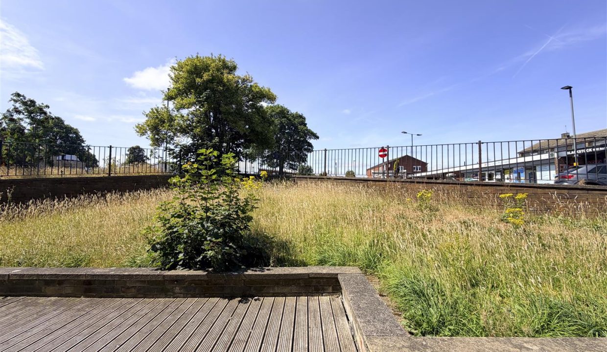PARKING & GARDEN