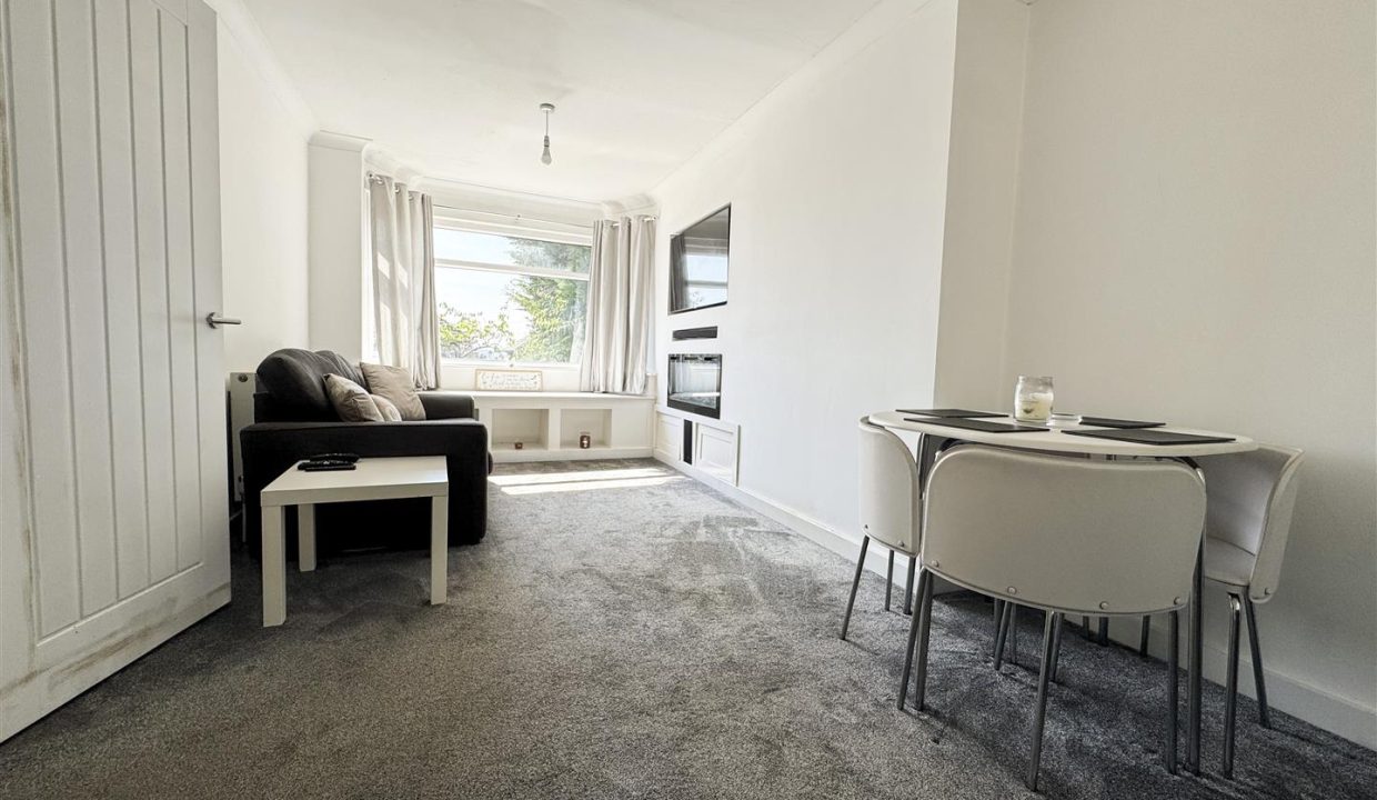 LOUNGE DINING ROOM
