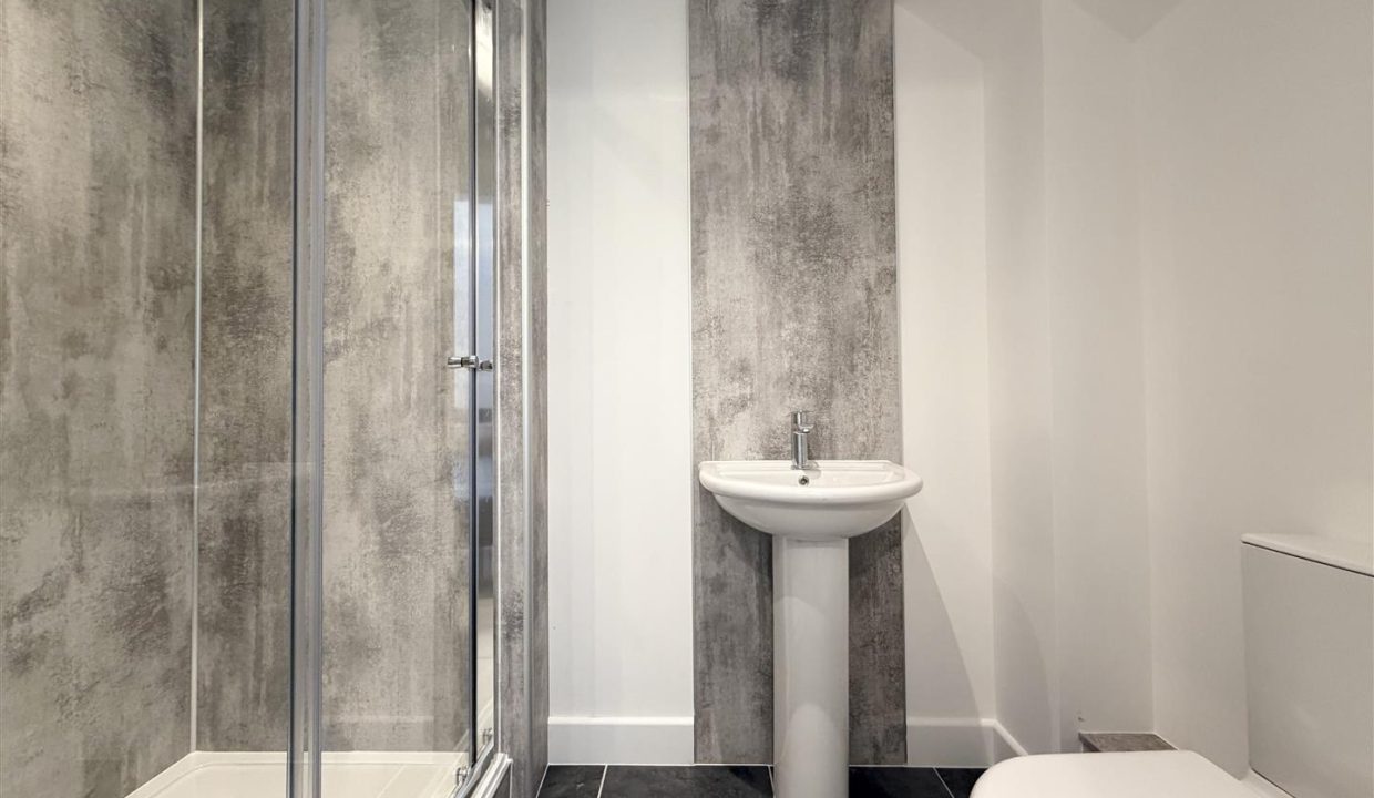 EN-SUITE SHOWER ROOM