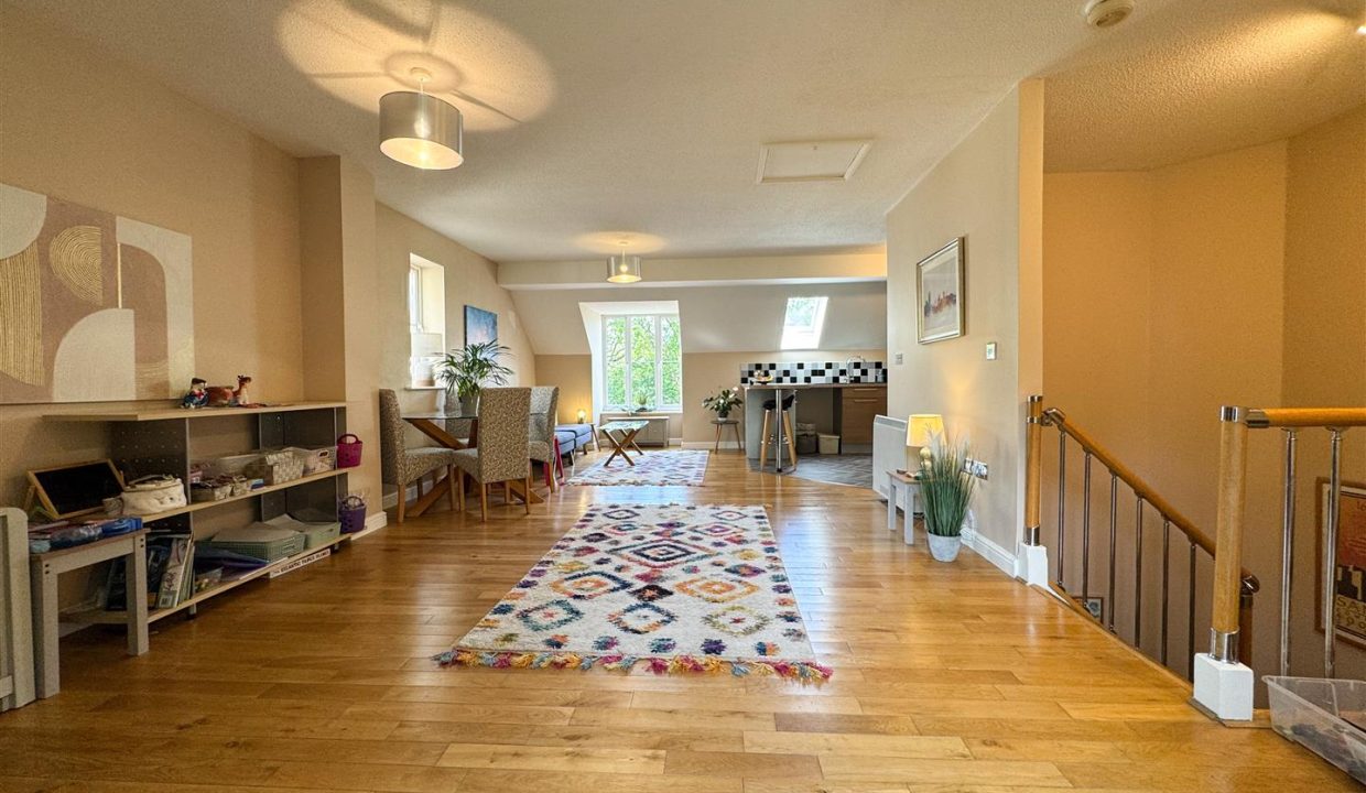 OPEN PLAN LIVING AREA
