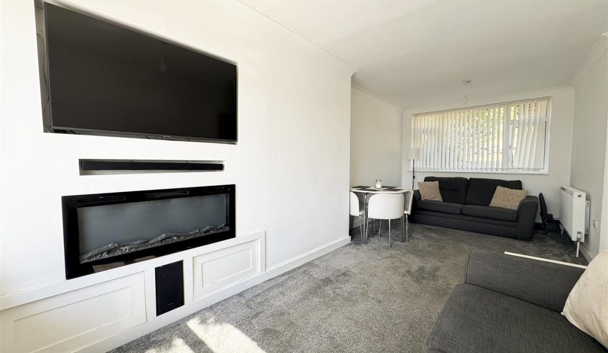 LOUNGE DINING ROOM