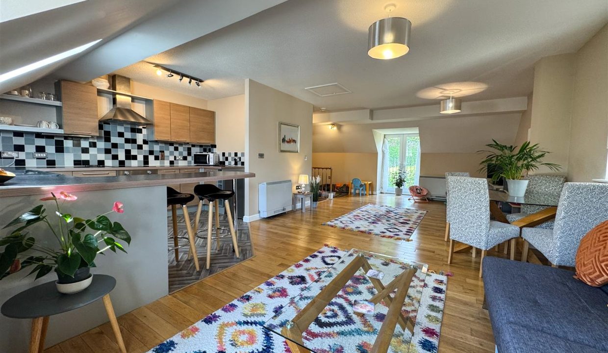 OPEN PLAN LIVING AREA