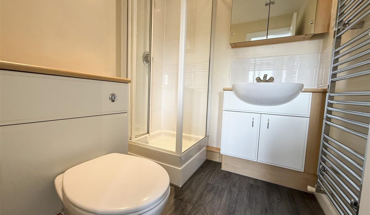 EN-SUITE SHOWER ROOM