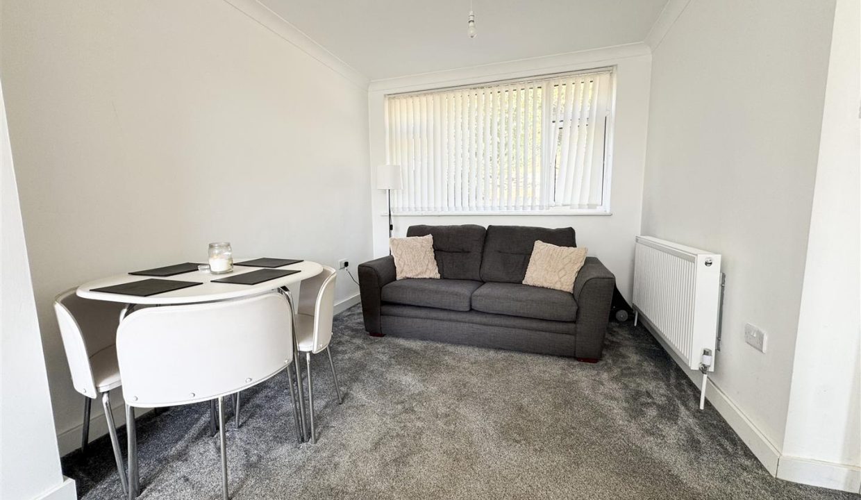 LOUNGE DINING ROOM