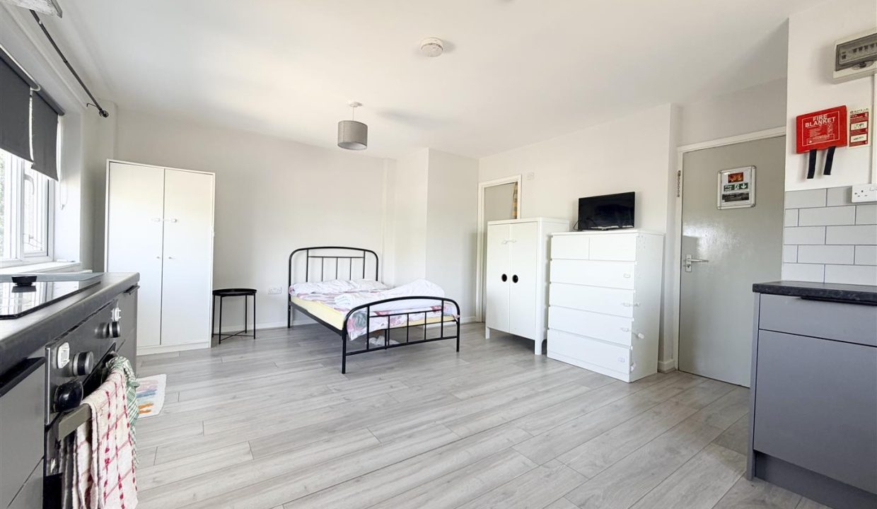 FIRST FLOOR BEDSIT ROOMS 4-8