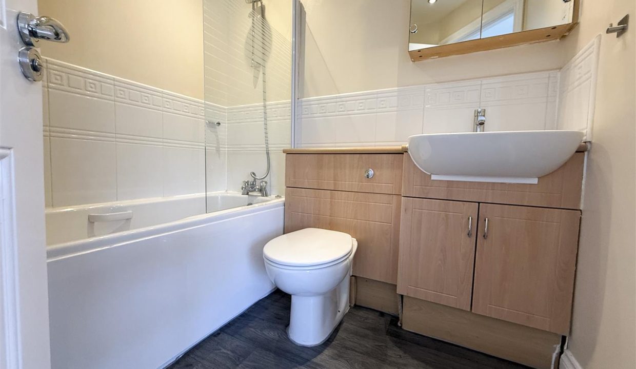EN-SUITE BATHROOM
