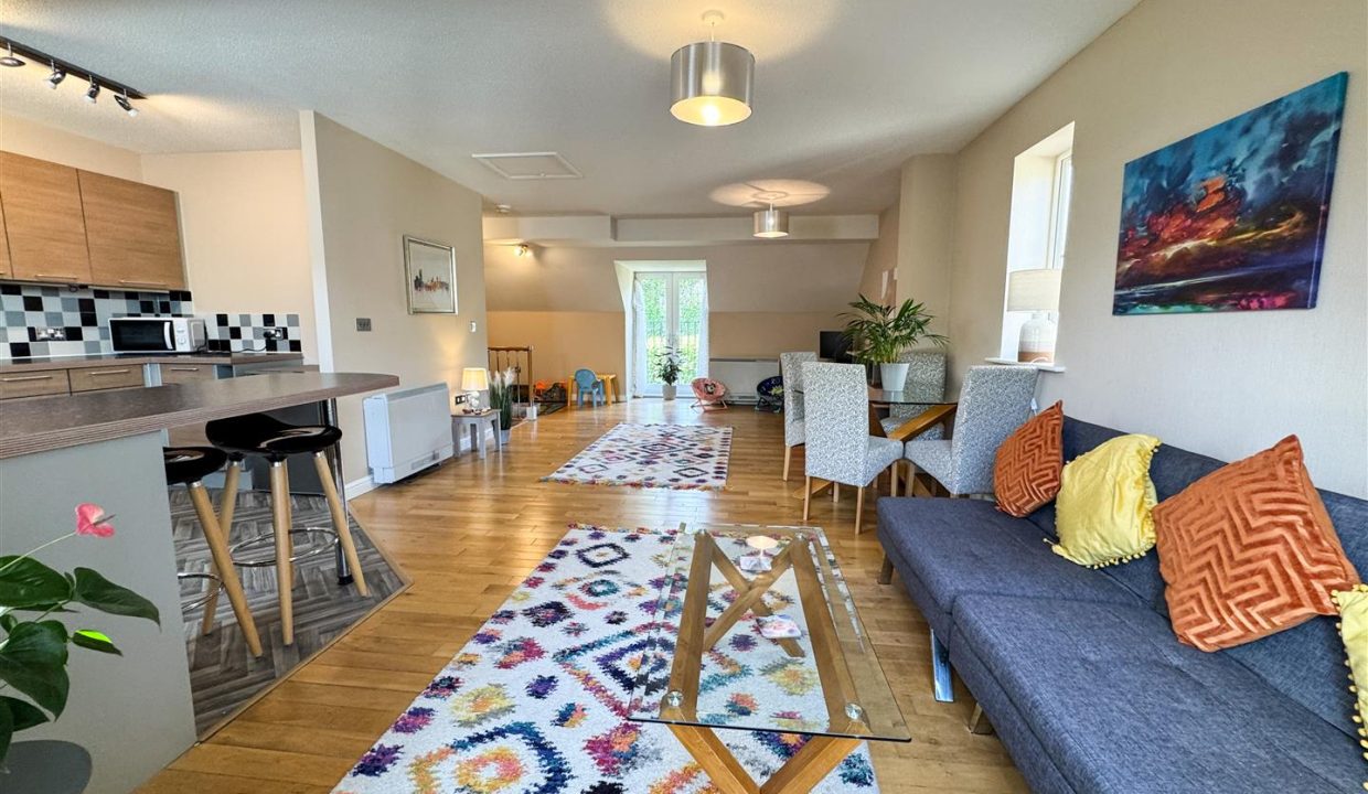 OPEN PLAN LIVING AREA