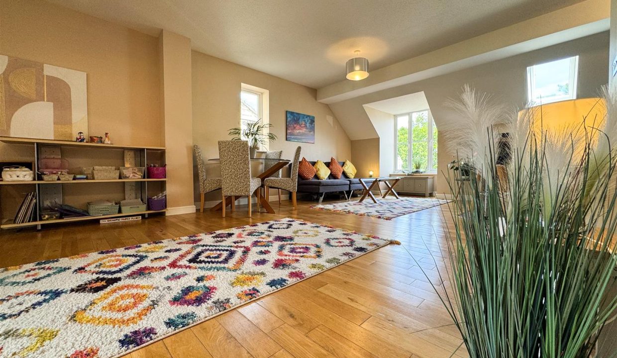 OPEN PLAN LIVING AREA