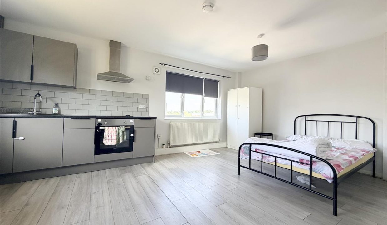 FIRST FLOOR BEDSIT ROOMS 4-8