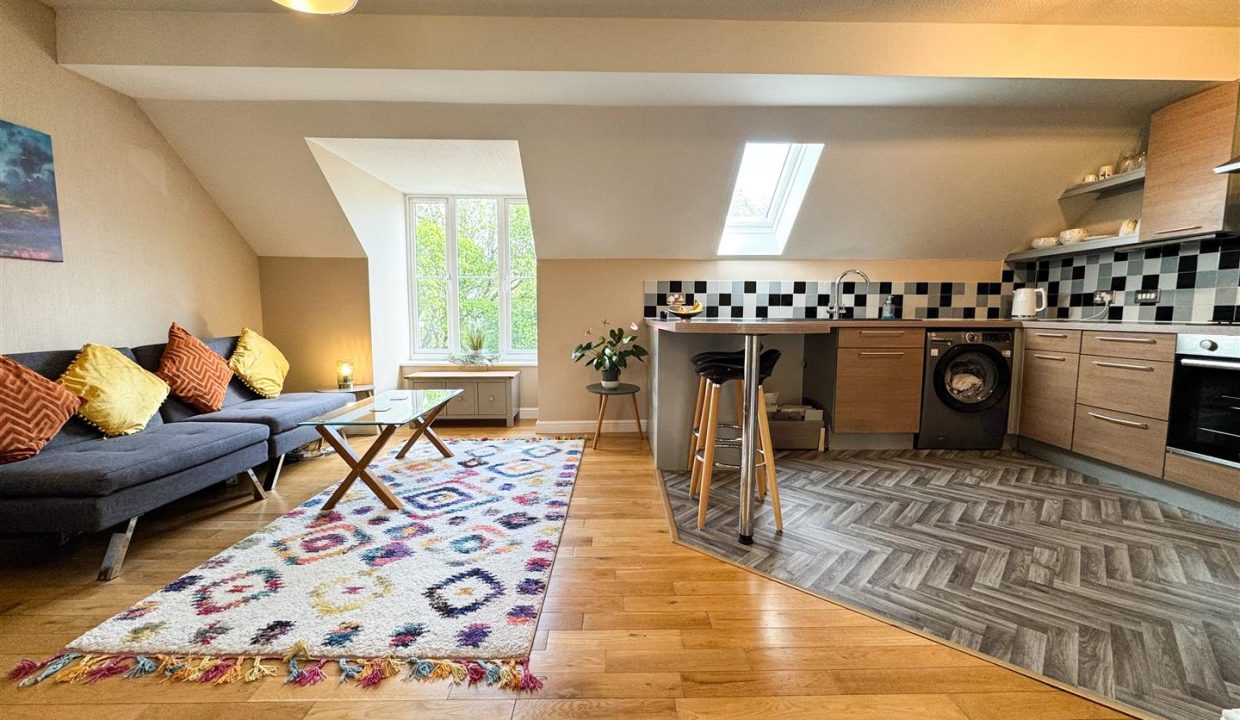 OPEN PLAN LIVING AREA