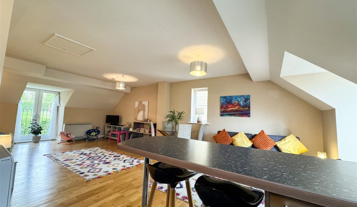 OPEN PLAN LIVING AREA
