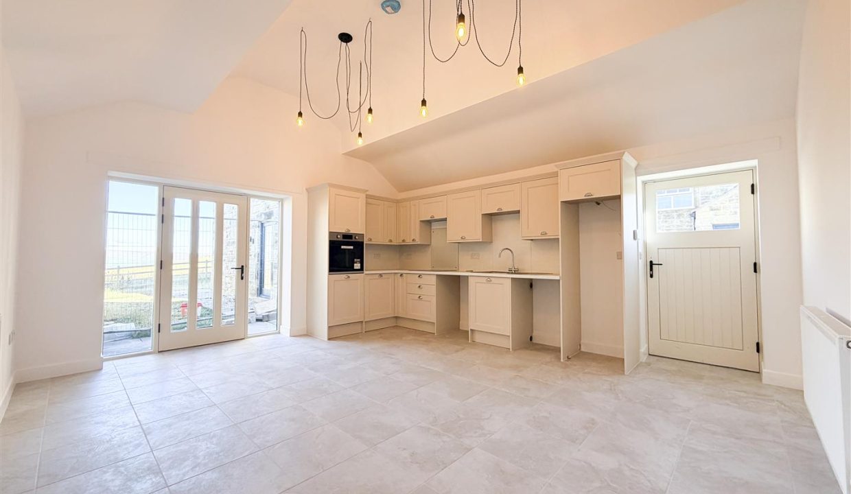 OPEN PLAN KITCHEN/DINER LOUNGE