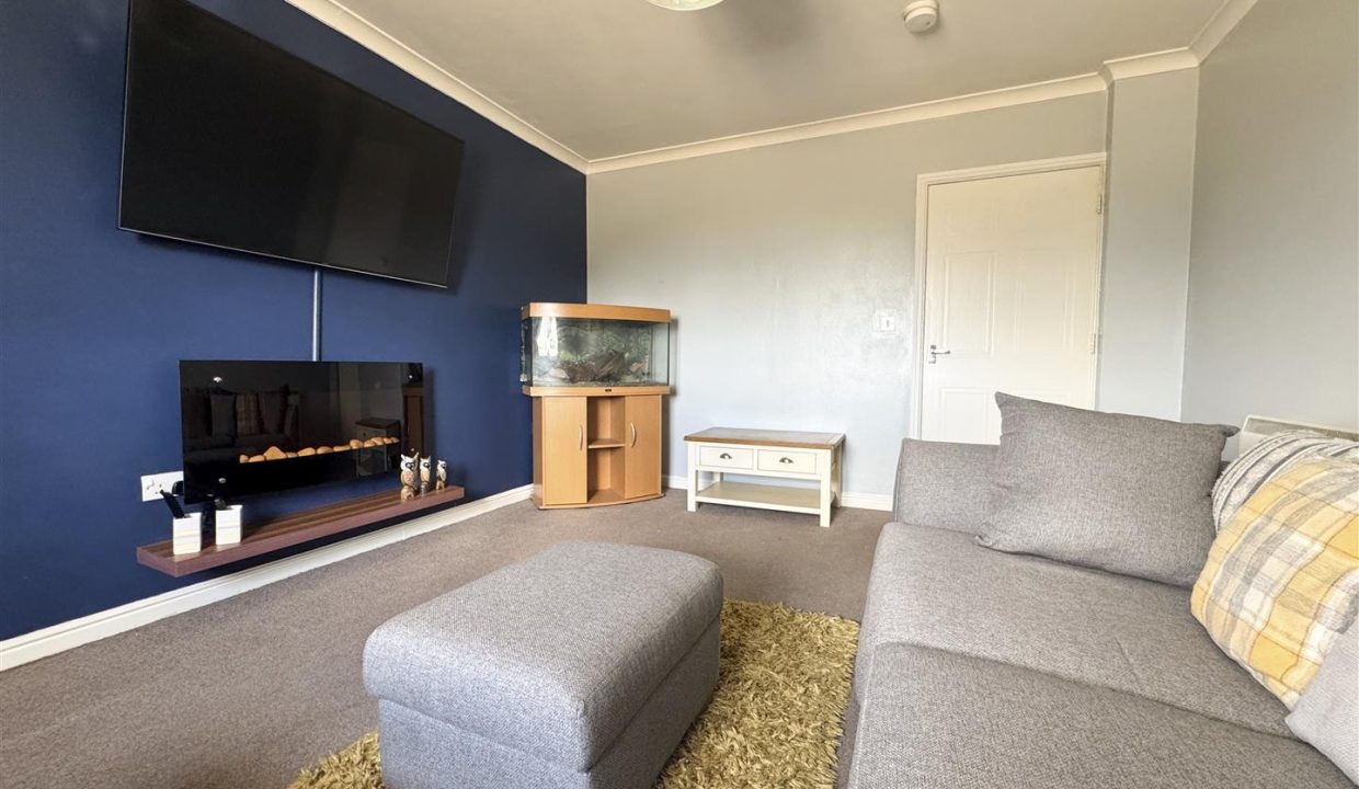 LOUNGE DINING ROOM