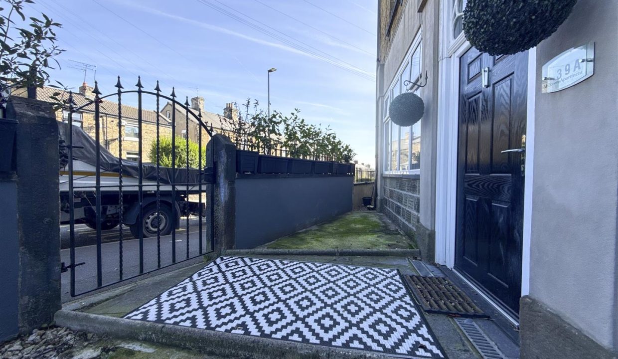 FRONT GARDEN