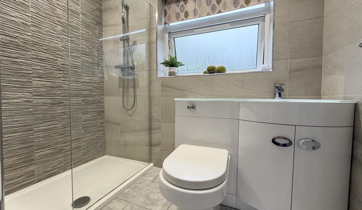 EN SUITE SHOWER ROOM