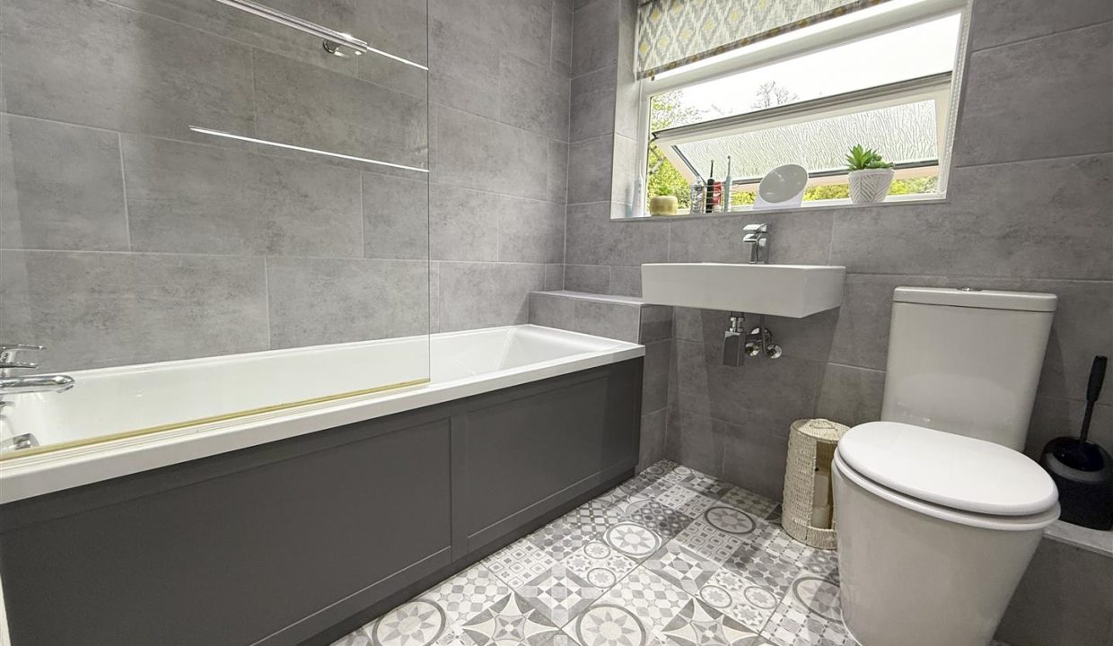 FAMILY BATHROOM