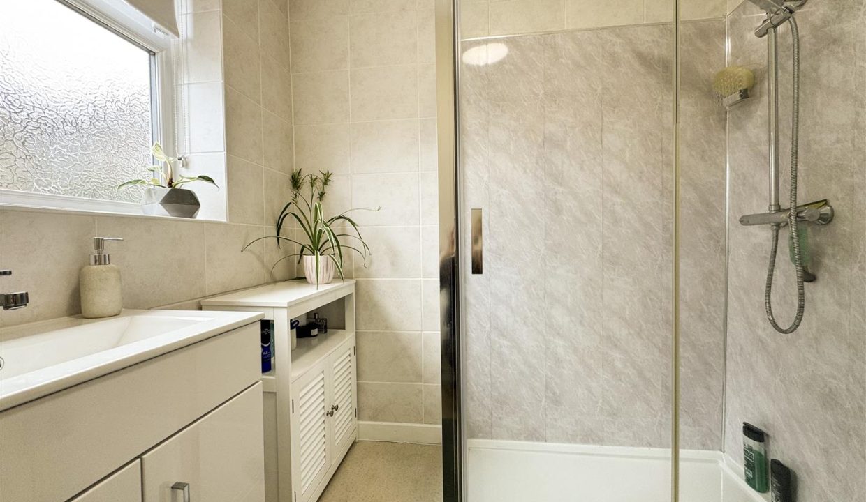 FAMILY SHOWER ROOM